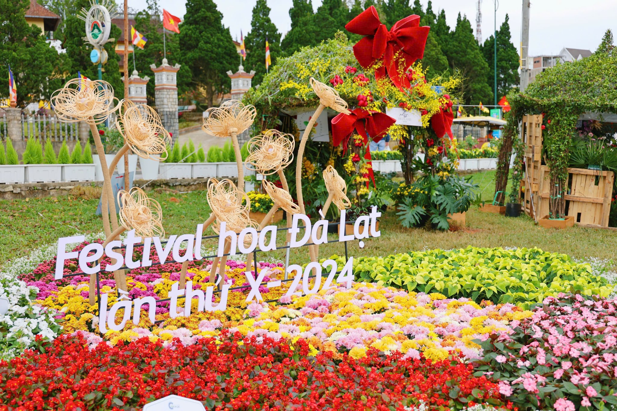 The festival combines exquisite floral art 